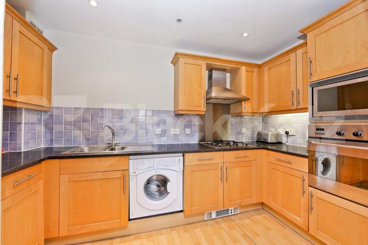 Beautiful apartment, over looking tranquil gardens & private parking   Russell Lodge. Spurgeon Street, London Bridge